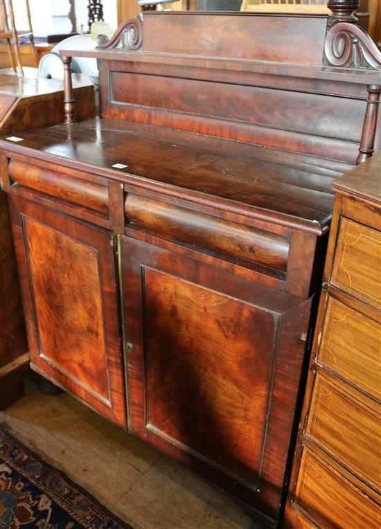 Mahogany chiffonier(-)